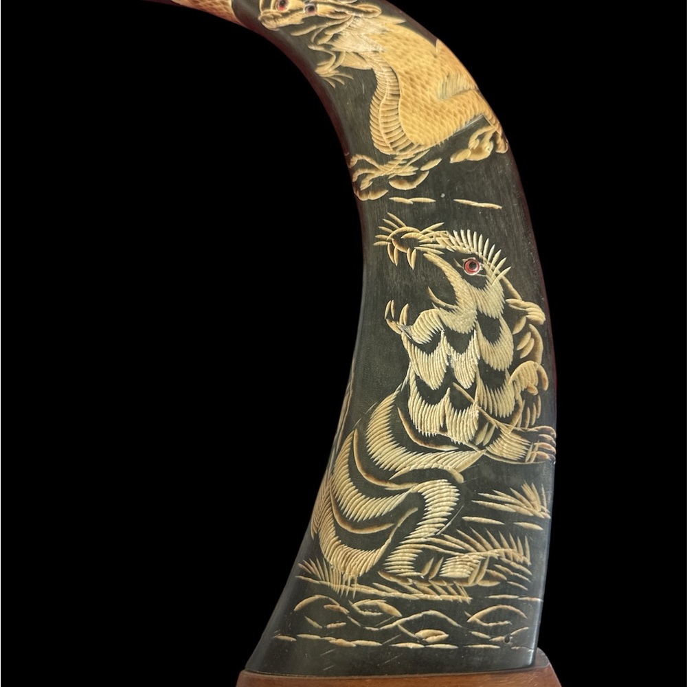 Handcrafted Reptile Decor with Intricate Design